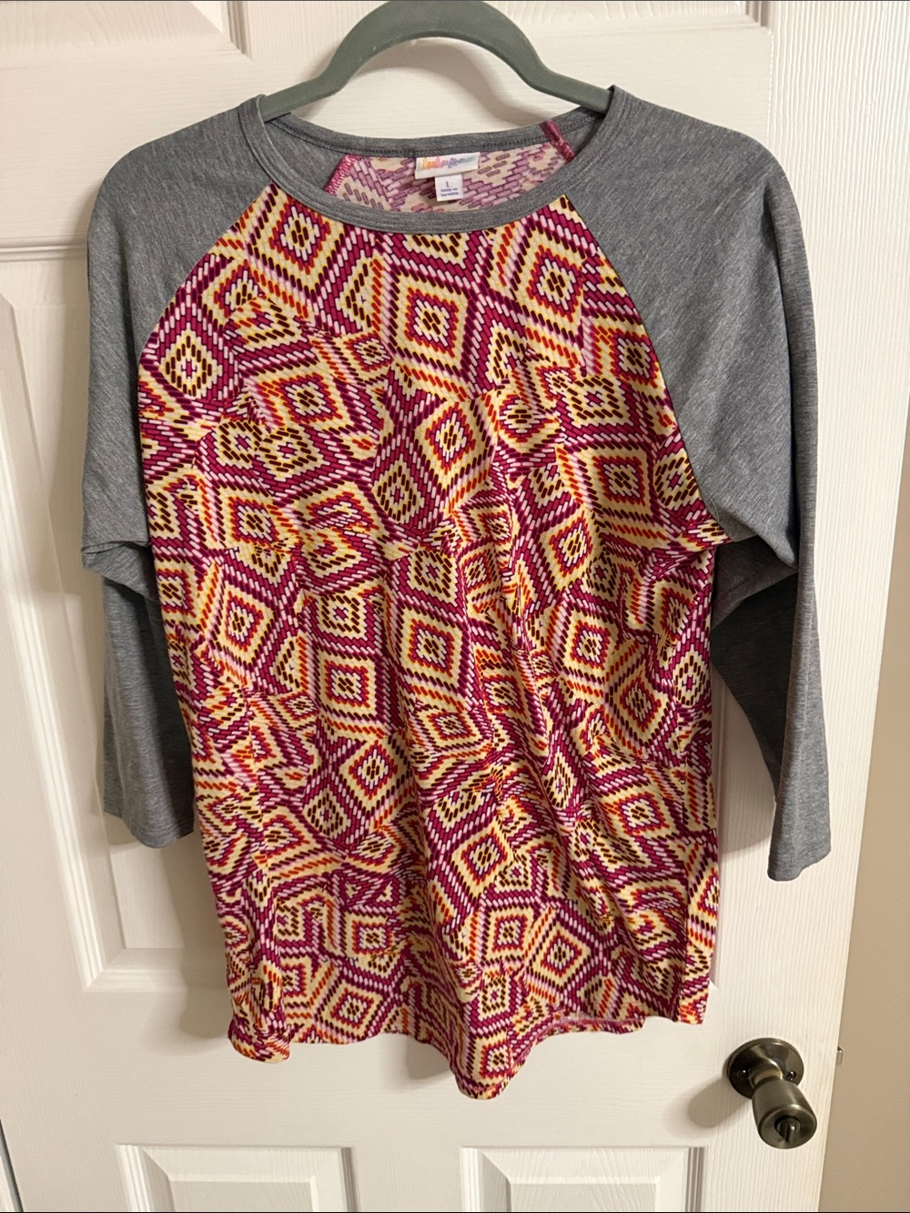 LuLaRoe Raglan Top in Gray with Pink and Yellow Geometric Print